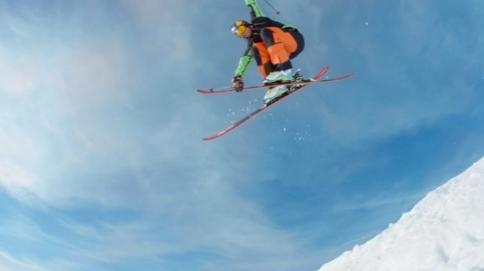 Aksel flyger över den österrikiska vårsnön.