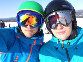 Henrik med brodern på ett av alla deras skidmissions