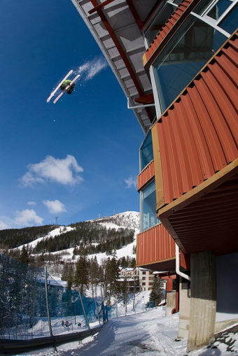 Lars Ilis flyger som första och hittills enda person ned från taket på Tott hotel