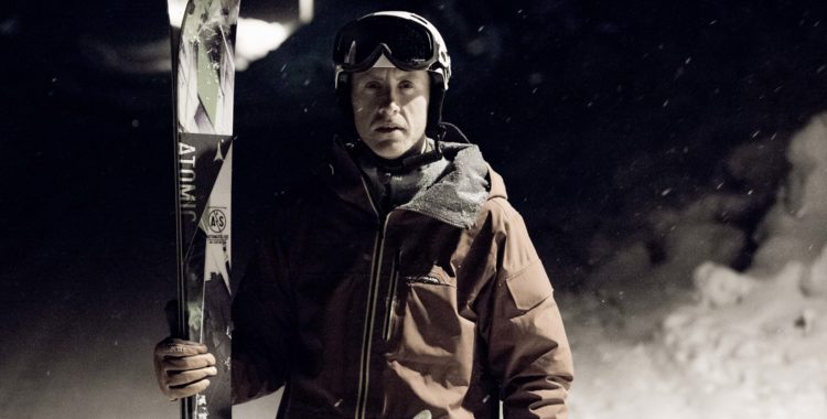 Veckans freeridemedlem Linus Zetterlund ställer upp för midnatts-fotografering i Ramundberget