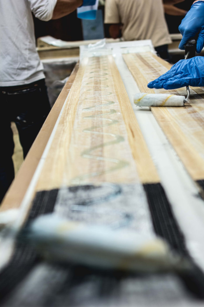 här ser man tydligt kärnan med ett första lager glasfiberväv och epoxiharts.