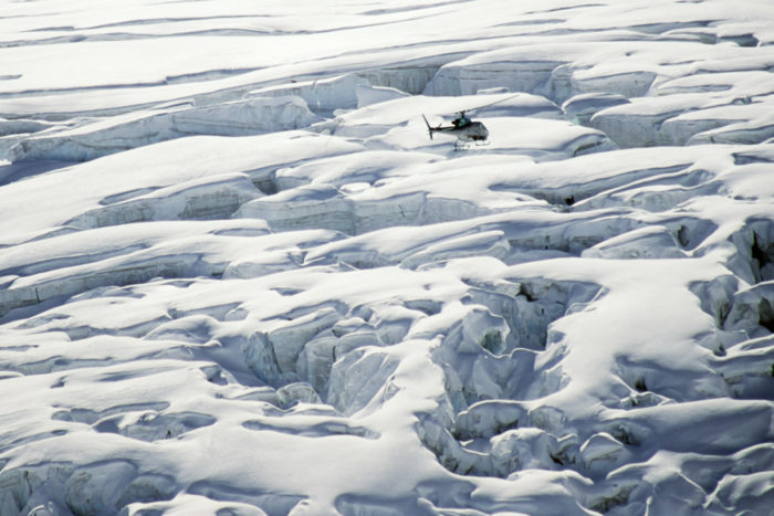 Räddningstjänsten flyger över glaciären