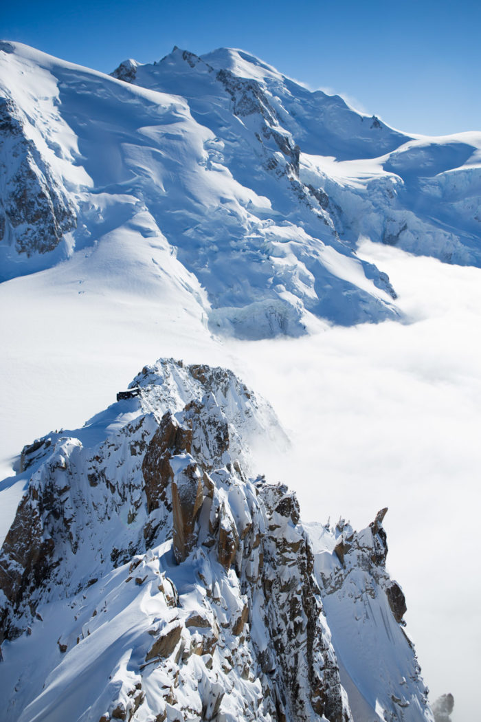 Bergen kring Aiguille du Midi lockar bergsklättrare, extremskidåkare och wannabes. Vallee Blanche-turister och japaner med stora kameror