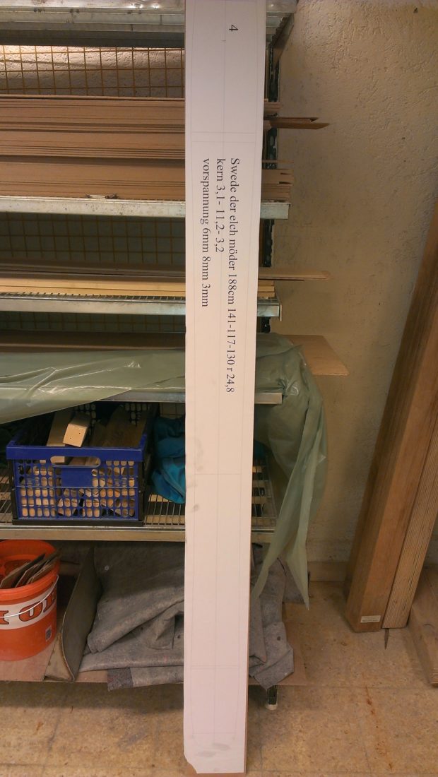 Ritning klistrad på tunn träskiva, denna sågas ut och används som mall under bygget