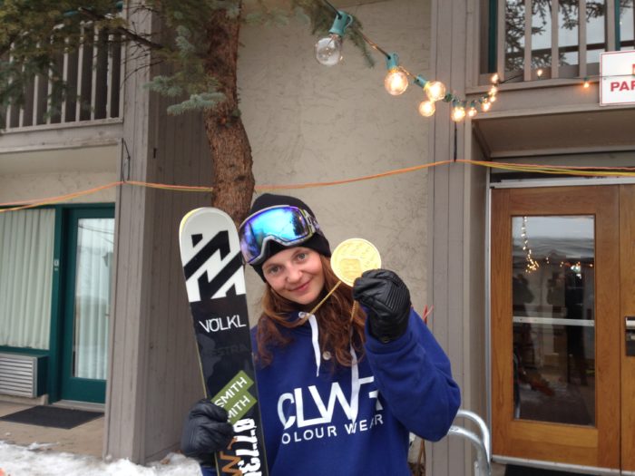 Emma med medaljen hon vann utan det minsta tvivel