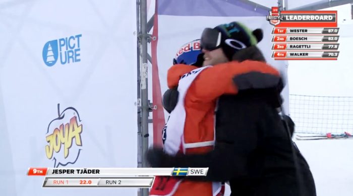 Jesper kramas om av coach Patte Nyberg innan sitt andra åk.