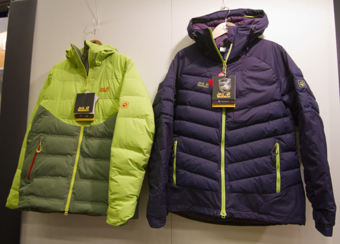 En helt vattentät dunjacka (t.v.) från Jack Wolfskin.