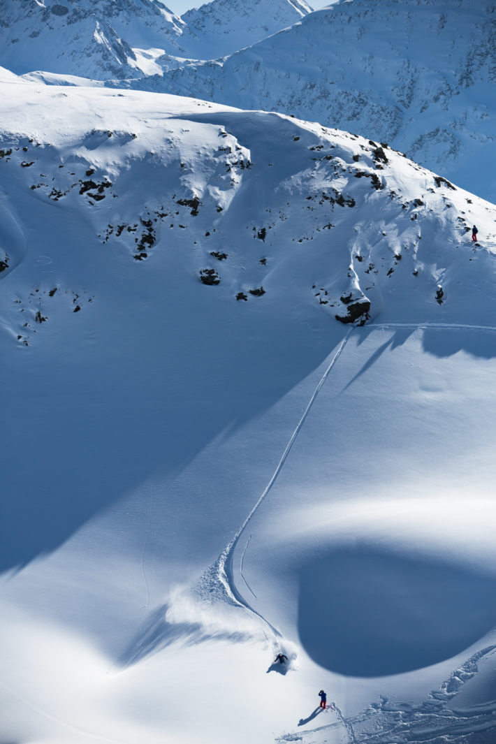 Bakom kulisserna när Arlbergs skidskola tar puderstänkarbilder i Stuben.