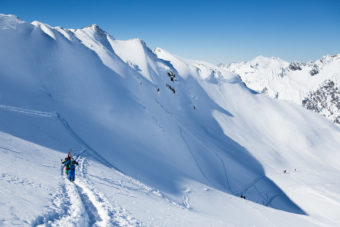 Mödosam marsch mot Maroiköpfle strax ovan, och bortanför, Stubens liftsystem