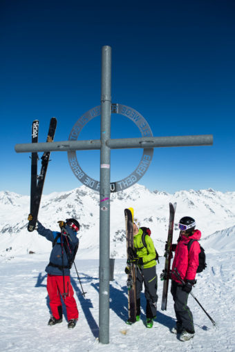 Demo på Maroiköpfle-toppen i Stuben över hur lätta de klassiska Gotama-plankorna är