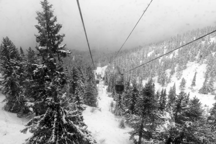 Gondolen Yastrebetz tar dig upp på 2369 meters höjd.