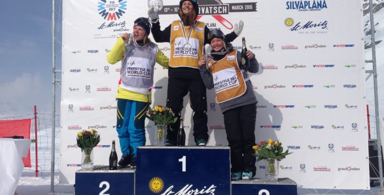 Emma Dahlström firar den totala världscupen efter en fantastisk säsong