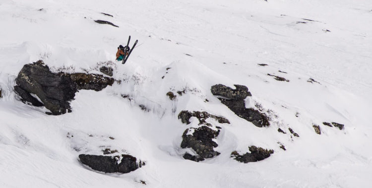 Adam Falk vänder sig upp-och-ner utför en klippa i Kobåset.