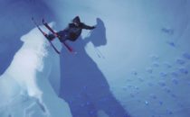 På skidor i ett is-slott