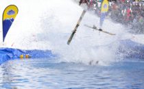 Världens första världscup i vattenpölsåkning