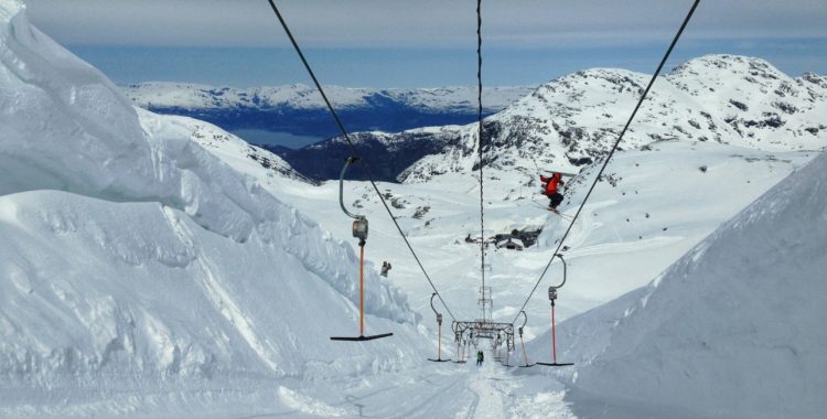 David Kantermo hoppar över liften i Fonna