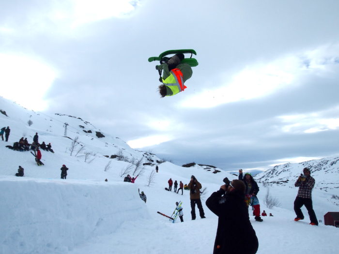 Joel Andersson valde att köra med snowracer istället för skidor.