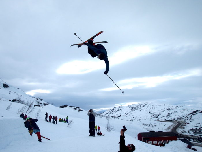 En nyklippt Kim Boberg flyger långt norr om Polcirkeln.