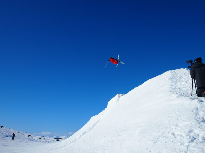 Per Spett greppar skidorna.