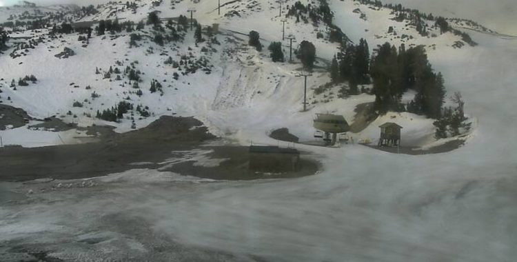 Dyster vinter i Kaliforniens berg.