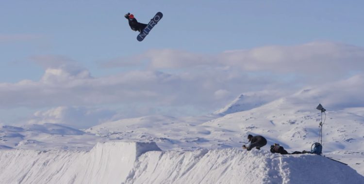 Sven Thorgren bjuder på Riksgränsengodis