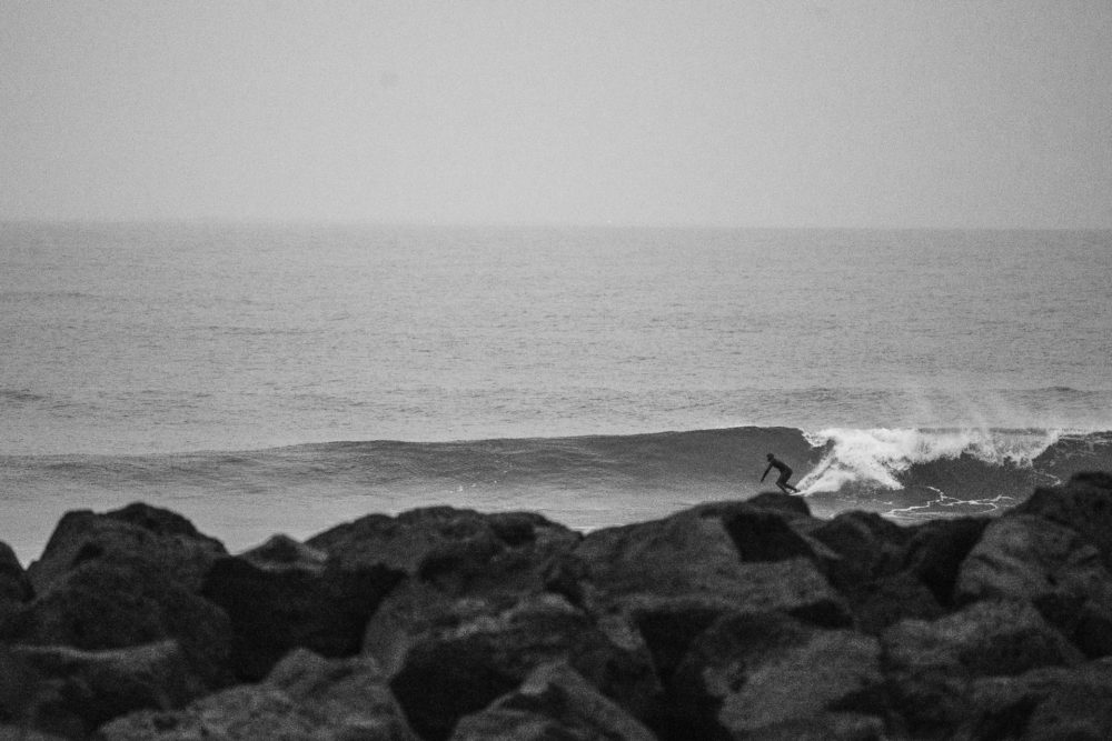 Asbjörn surfar Island