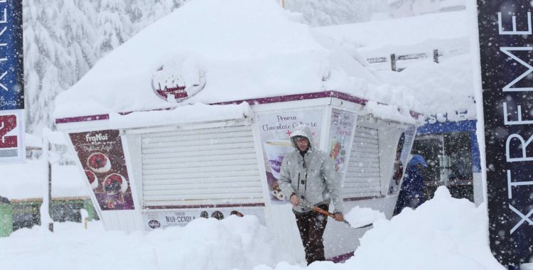 Anställd på Cerro Bayo gräver fram liftkön