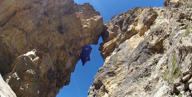 uli-emanuele-wingsuit-cave-750x380.jpg
