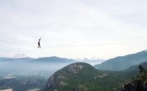 Världsrekord i slackline – Faller nästan 290 meter