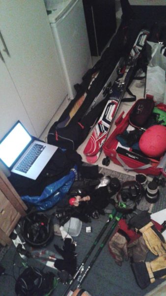 När du har kommit så här långt bör du förmodligen börja känna rejält med pepp! (Ja, det går utmärkt att ta med sig tre par skidor när en gör säsong)