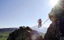 Trialcyklist på halvspänd lina