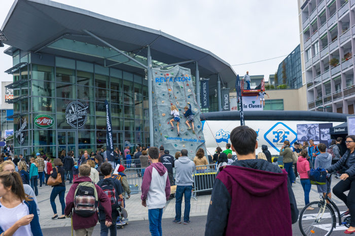 Mässa, möten, klättervägg, airbag, köpcenter, biograf. Allt samlat