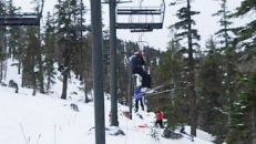 Skidåkare evakueras efter att lift ramlar av vajer