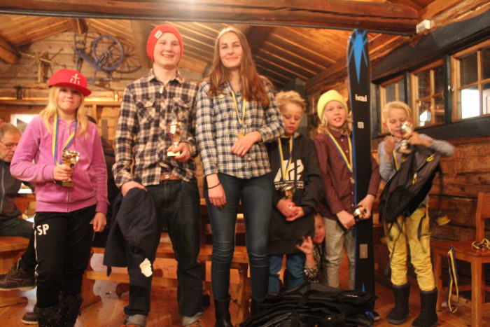 Alla segrare i Friåknings-SM för juniorer i Tänndalen. Från vänster: Selma Palmqvist, Jonatan Fundin, Agnes Alpina Wagenius, Wilmer Hoflin, Messner Wagenius och Fabian Schollin