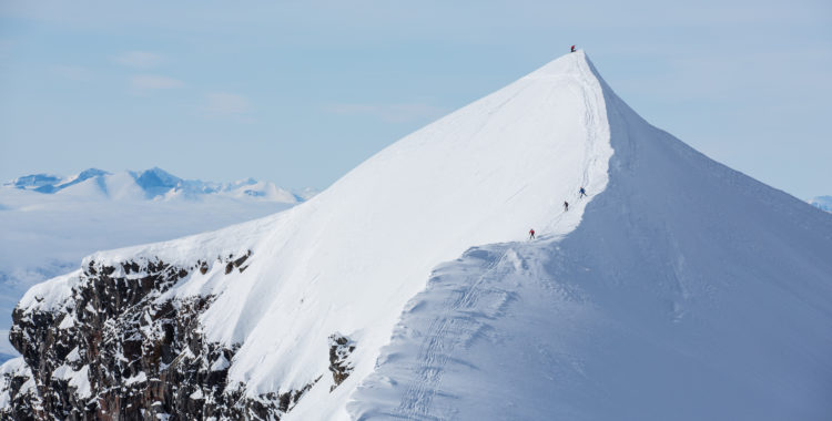 Skidåkare på kammen mellan Kebnekaises nord och sydtopp.