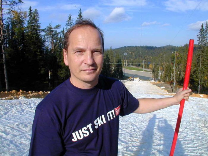 Första testbacken med lagrad snö, september 2001. Mikko övervakar