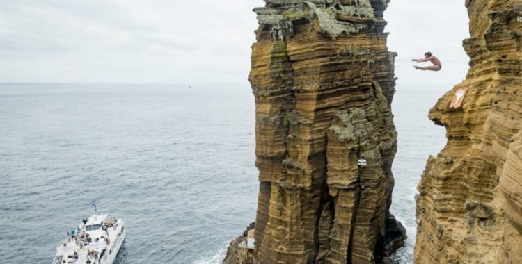 Gary Hunt från USA på väg mot vattenytan