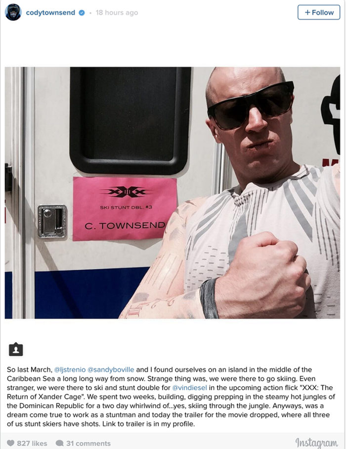 Cody Townsend i Vin Diesel-utklädnad (rakat hår och för små kläder)