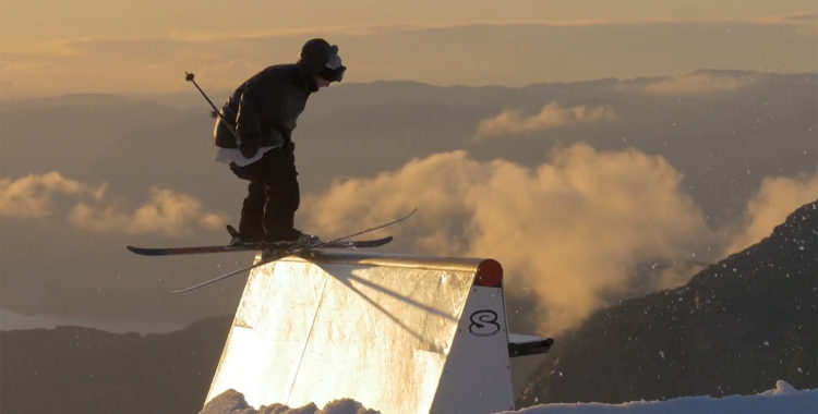 Niklas balanserar i en guldfärgad solnedgång