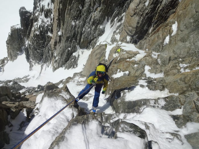Jesper tar hjälp av rep och sele för att hitta ner för Mont Blancs alla återvändsgränder.