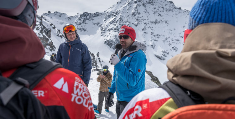 Guiderna som säkrar facet informerar åkarna om de aktuella förhållandena på Bec des Rosses, Verbier.