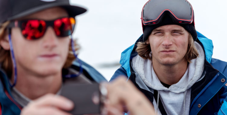 I skuggan av lillebror.