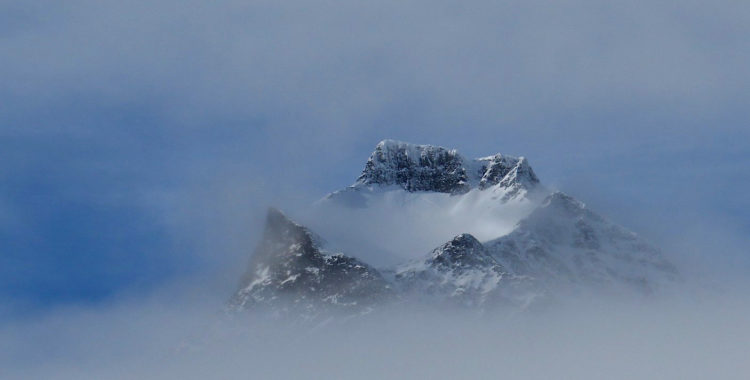 Duolbagorni (Tolpagorni, eller Tuolpagorni) - ett krateråk med karaktär i Kebnekaisemassivet.