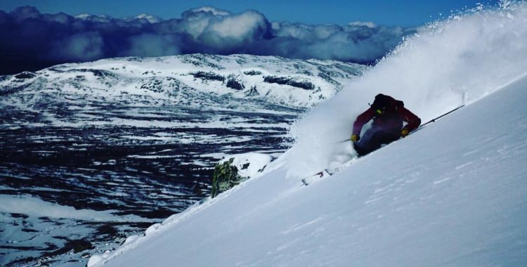 Erik Sunnerheim bränner på nedför Västerskutan, Åre. Datumet är 2 juni 2017.