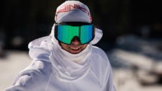 Kim Boberg leker med lera