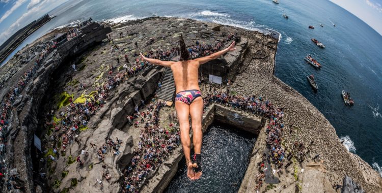 Orlando Duque från Colombia dyker från den 27 meter höga plattformen Inis Mor, Irland.