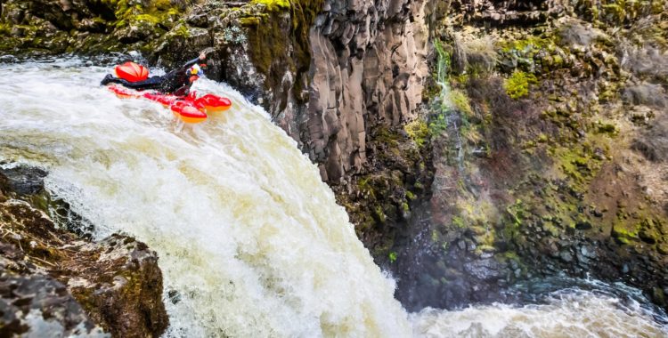 Rafa Ortiz & hans hummer kör ett 21 meter högt vattenfall i USA.