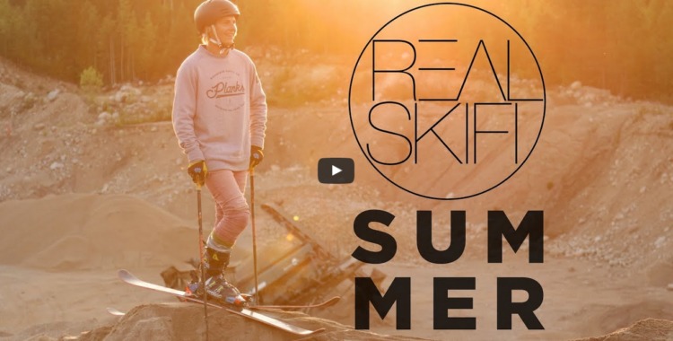 Real Skifi silvertejpar fast skidorna på en longboard i väntan på snön 