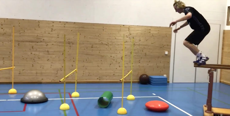 Schweizaren Andri Ragettli tränar balans och akrobatik inför OS i Sydkorea i februari 2018.