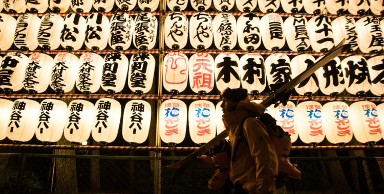 Leo Slemett som vann herrar skidor förra vintern har lagt skidorna på axeln och beger sig österut mot Hakuba, Japan.